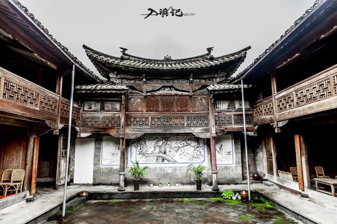 王彩桦女儿回应与妈妈亲吻:从小就喜欢,没被强迫